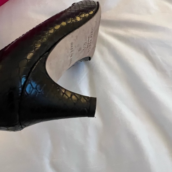 Kate Spade black “Lizard” kitten heel shoe - Picture 5 of 6